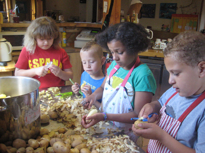 In der Küche im Kinderbauernhof