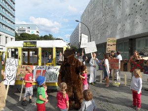 Bunter Protest vor Rathaus Mitte