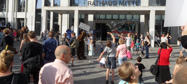 Bunter Protest vor dem Rathaus Mitte