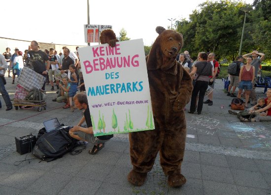 Mauerpark-Demo mit Bär