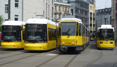 4 Tramgenerationen am Hackescher Markt