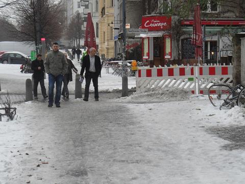 Schönhauser Allee / Ecke Saarbrücker Straße: Heute glatt - morgen Eis!