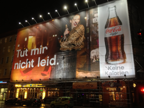 Big Poster von Coca-Cola light mit nächtlicher Beleuchtung "Tut mir nicht leid!" Foto: Nando Rossi