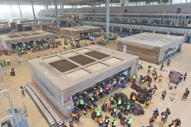 Probebetrieb im Hauptterminal Flughafen BER im Juli 2012