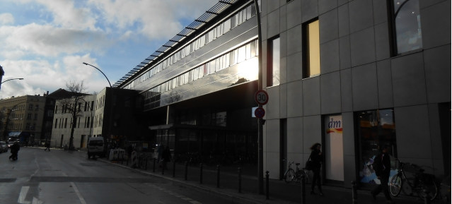 Dienstleistungszentrum Garbátyplatz in der Abendsonne