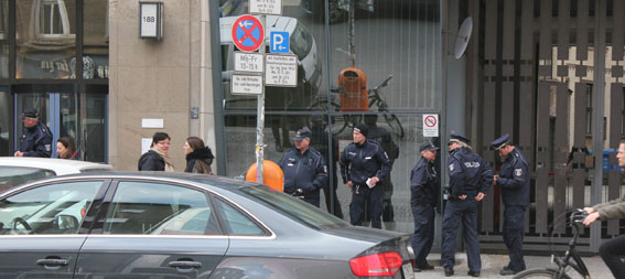 Kuchenkommando Polizeikontrolle vor der Kulturverwaltung Kuchenkommando Polizeikontrolle vor der Kulturverwaltung