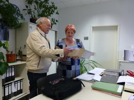 Übergabe des Bauantrags für die Sschlosskirche Berlin-Buch am 28.5.2013