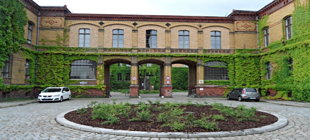 Rosenrondell vor dem Bezirksamtsgebäude in der Frübelstrasse am 30.5.2013