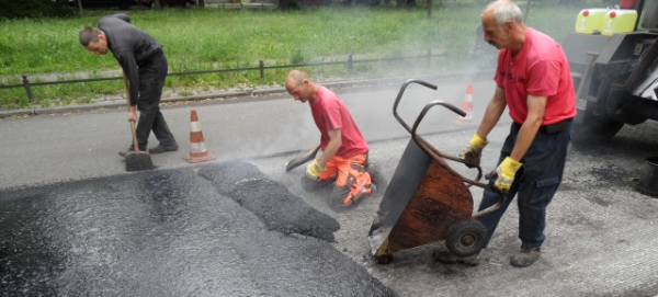 Asphaltarbeiten: Asphaltieren ist Handarbeit