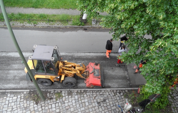 Asphaltarbeiten: Fegen mit dem Motorbesen