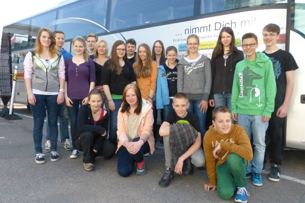 Expedition zum Nordkap: Grupenbild mit Bus Foto: Anna Geisler