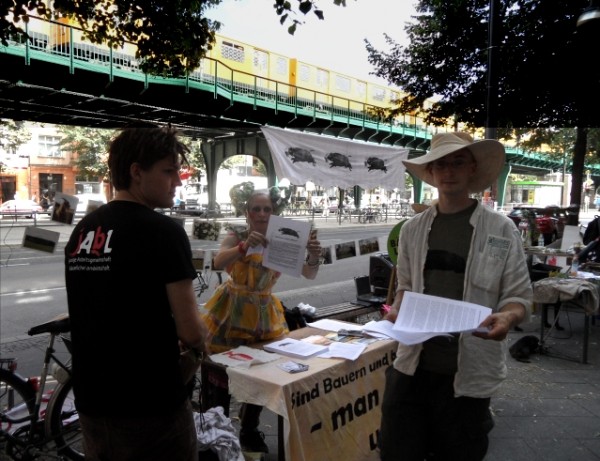 Aktion gegen Landgrabbing - Demonstration am 17.7.2013 vor der BVVG