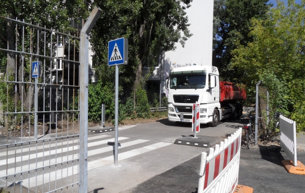 LKW kreuzt den Zuweg zum Mauerpark