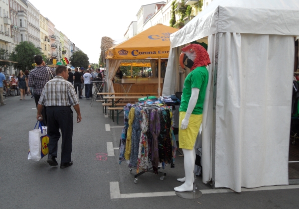 CastingCarree-Festival: Papageienfigur als Deko