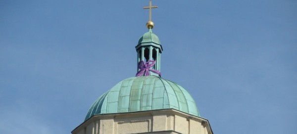 Turmspitze der Hoffnungskirche - festlich geschmückt