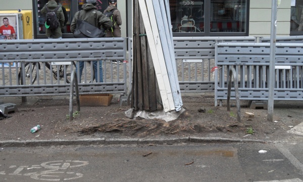 Pappelallee: zu hoch geplanzt oder zu tief und zu dicht gepflastert? Pappelallee: zu hoch geplanzt oder zu tief und zu dicht gepflastert?