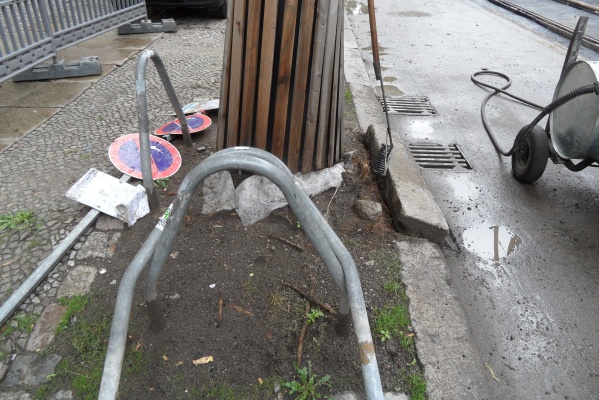 Pappelallee: aggressiver Wurzelwuchs zerstört Pflaster - oder wehrt sich der Baum? Pappelallee: aggressiver Wurzelwuchs zerstört Pflaster