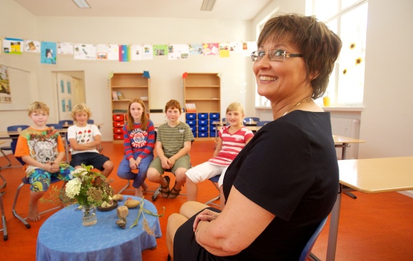 Schulleiterin Ulrike Burkowski mit ersten Schülern - Foto: Dirk Lässig