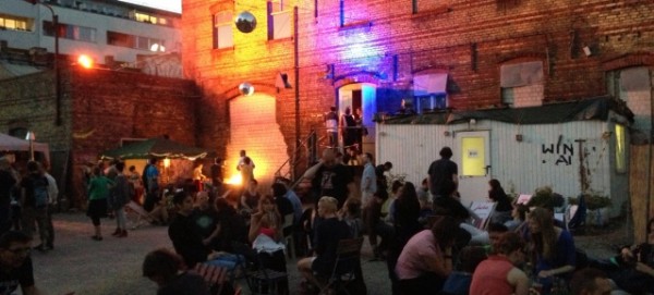 WBB-Berlin: Biergarten mit Ruinen-Look WBB-Berlin: Biergarten mit Ruinen-Look
