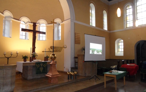 Neue "güldene Turmzier" mit Wetterfahren und Kreuz vor dem Altar Neue "güldene Turmzier" mit Wetterfahren und Kreuz vor dem Altar