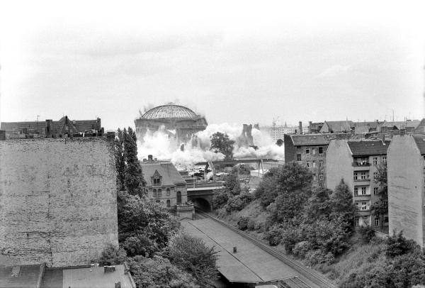 Sprengung des letzten Gasometers in Prenzlauer Berg am 28.6.1984