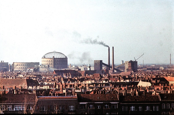 Stadtsilhouette Prenzlauer Berg 1982 mit Gaswerk an der Dimitroffstraße -Foto: Gerd Danigel