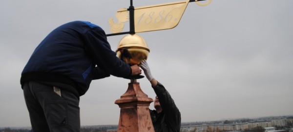 Montage der neuen Turmzier auf der Kirche in Französisch-Buchholz