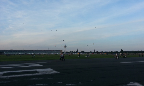 Tempelhofer Feld mit Blick auf das Flughafengebäude