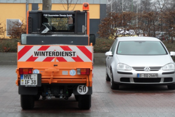 Privater Winterdienst bei Glatteis im Einsatz