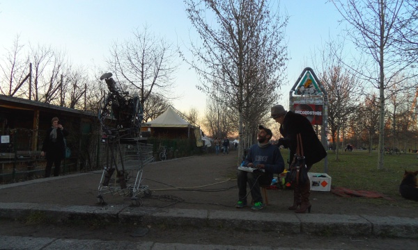 Kolja Kugler mit Druckluftroboter am Mauerpark