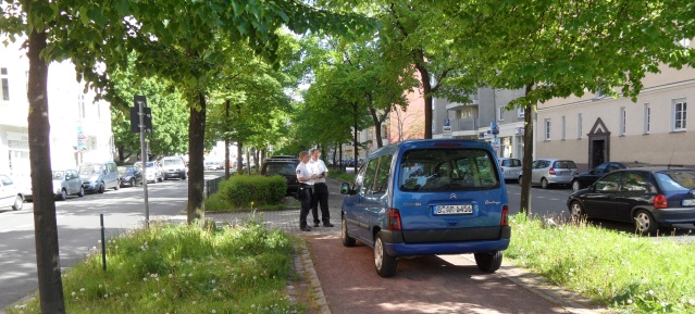 Parken im Grünen in der Erich-Weinert-Str.