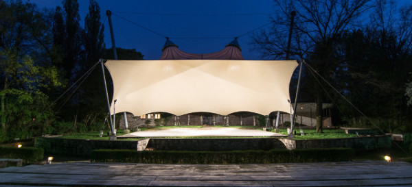 Freilichtbühne Weissensee bei Nacht