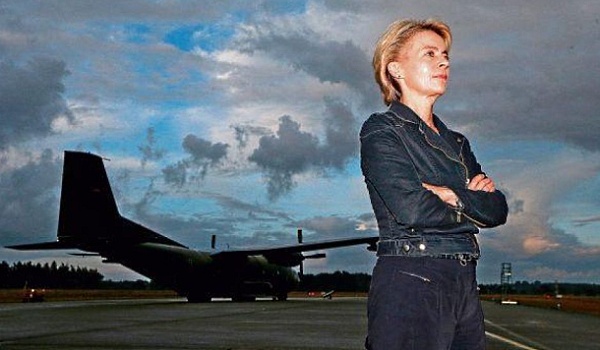 Usula von der Leyen (CDU) posiert vor Transall C-160