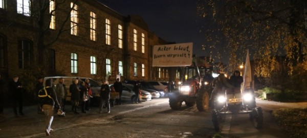 Trecker-Demo vor der BVV am 26.11.2014