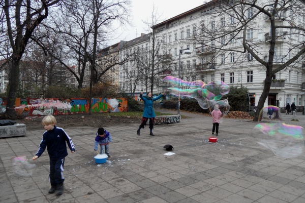 Helmholtzplatz: Seifenblasenspiel am 4.12.2014