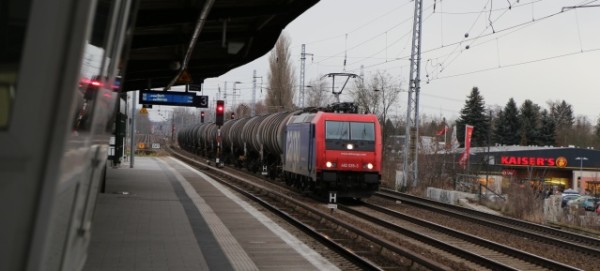 Kesselwagenzug am Bahnhof Karow