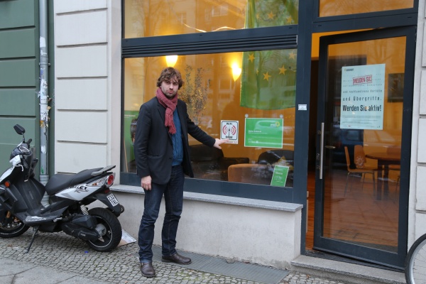 Stefan Gelbhaar vor seinem Wahlkreisbüro