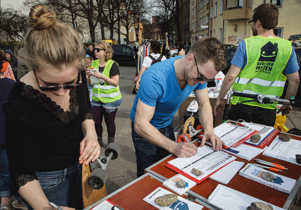 Unterschriftensammlung zum Mietenvolksentscheid 11.4.2015