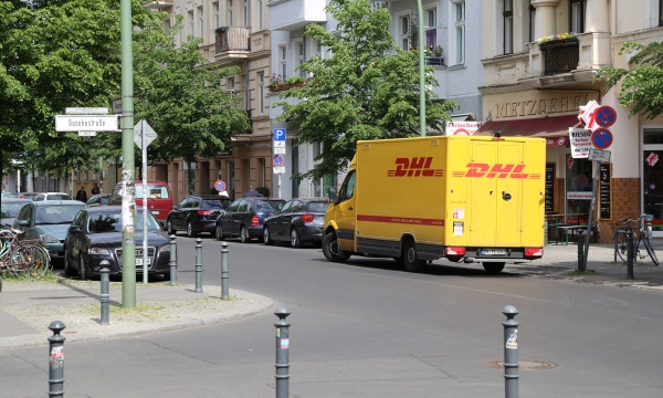 DHL-Transporter in der Florastraße