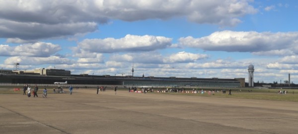 "Kleiderbügel" :Flughafengebäude Tempelhof