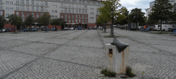 Hugenottenplatz mit Brunnenskulptur