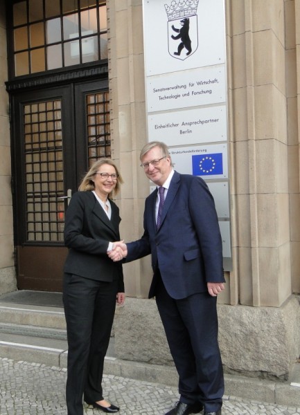 Senatorin Cornelia Yzer begrüßt Dr. Hans Reckers in der Senatsverwaltung für Wirtschaft, Technologie und Forschung.