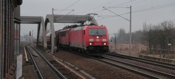 Durchfahrt von Güterzug-Loks am Bahnhof Pankow