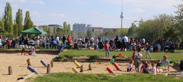 Regenbogen-Spielplatz ohne Regenbogen