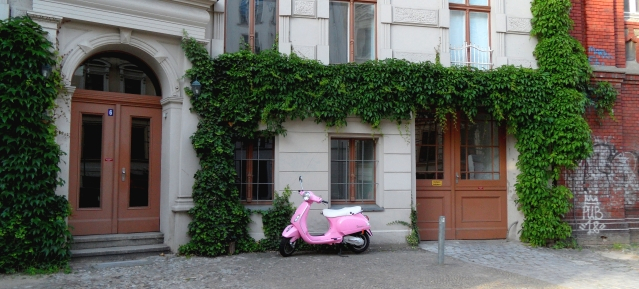 Prenzlauer Berg: Motorroller-Mythos in Rosa