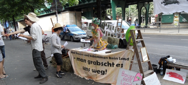 Stoppt das Landgrabbing - Demonstration am 17.7.2013 vor der BVVG