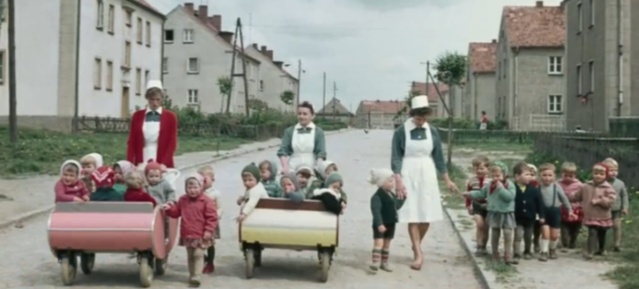 DDR in Farbe Kinderwagenausfahrt