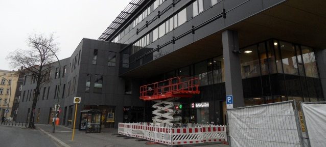 Dienstleistungszentrum Garbátyplatz mit neuen Halterungen