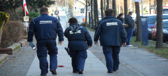 Ordnungsamt: Parkraumüberwacher in der Bornholmer Strasse