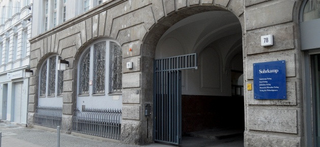 Suhrkamp Verlag - Eingang in der Pappelallee 78-79 in Prenzlauer Berg